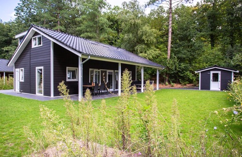 Municipality of Rhenen House | Beautiful house with covered terrace in Rhenen