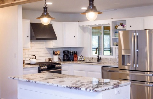 Roseland House | Beautiful house with Fire Pit! Close to Wineries, Breweries, Hiking, Skiing!