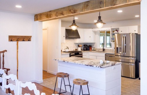 Roseland House | Beautiful house with Fire Pit! Close to Wineries, Breweries, Hiking, Skiing!