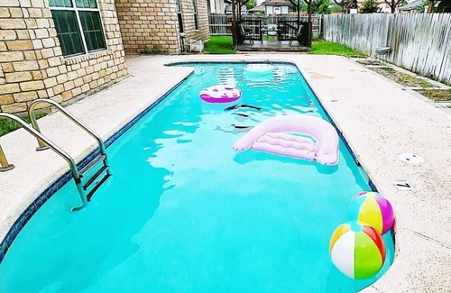 Palmhurst House | Beautiful house with pool, house has 4 beautifully bedrooms and 2 bathrooms. The