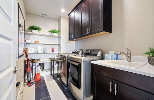 Elk Grove House | Beautiful House with a park behind it and a five-minute walk to the casino.