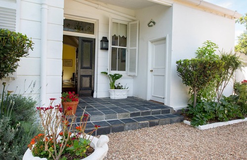 Mowbray House | Beautiful House with Stunning garden and Swimming Pool