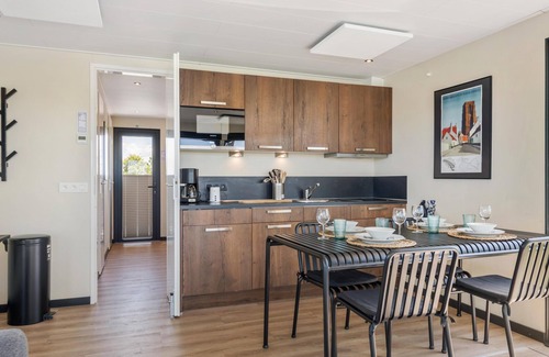 Nieuwpoort Boat Rental | Beautiful houseboat overlooking the water