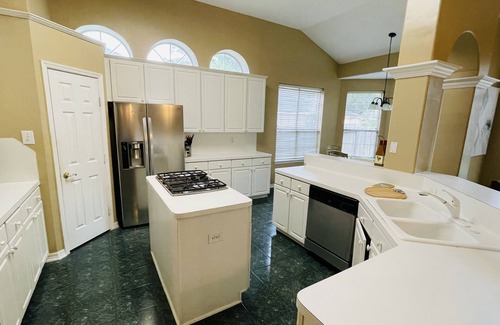 Porter House | Beautiful Houston Superb 4/5 bedroom Executive Home