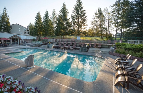 Columbia Falls Hotel | Beautiful Inn Room At Meadow Lake Resort