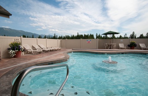 Columbia Falls Hotel | Beautiful Inn Room At Meadow Lake Resort