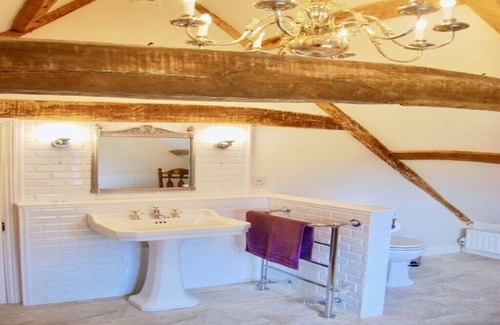 North Walsham Apartment | beautiful interiors, extensive gardens, Tennis Court