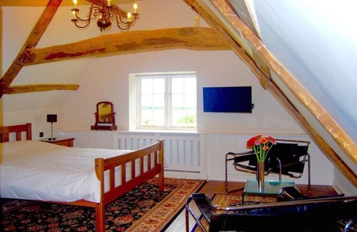 North Walsham Apartment | beautiful interiors, extensive gardens, Tennis Court