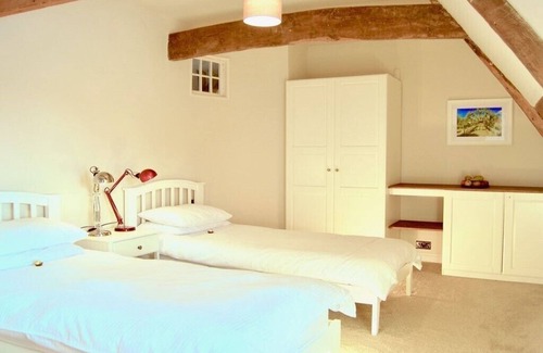North Walsham Apartment | beautiful interiors, extensive gardens, Tennis Court
