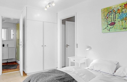 Ronne House | Beautiful, inviting two-story vacation rental with a cozy terrace that provides ocean views, comfort
