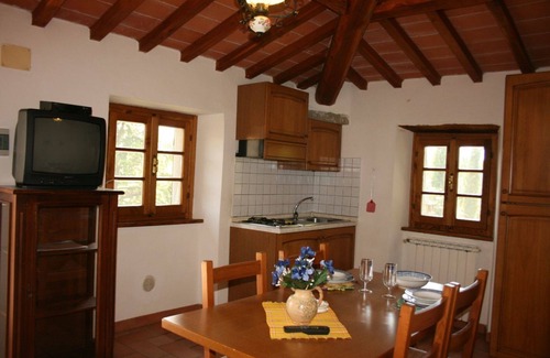 Castiglion Fiorentino Apartment | Beautiful apartment for 2 people with pool, WIFI, TV and pets allowed, close to Cortona