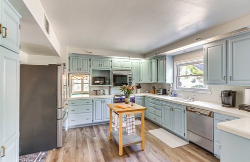 Sequoia National Forest House | Beautiful Kernville Home w/Game Room & Mtn Views!