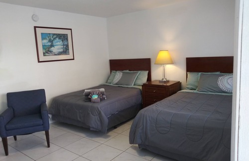 Deerfield Beach Hotel | Beautiful King Bed Studio