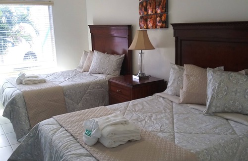 Deerfield Beach Hotel | Beautiful King Bed Studio