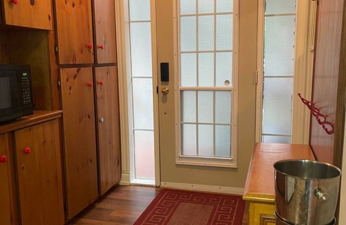 Lindsay Cottage | Beautiful Lake front Cottage With Pool