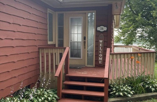 Lindsay Cottage | Beautiful Lake front Cottage With Pool