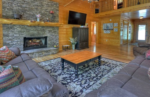 Blairsville Cabin | Beautiful Lake Front Getaway - Awesome Game Room - Private Dock - 4200 sqft