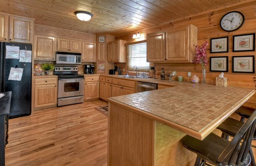 Blairsville Cabin | Beautiful Lake Front Getaway - Awesome Game Room - Private Dock - 4200 sqft