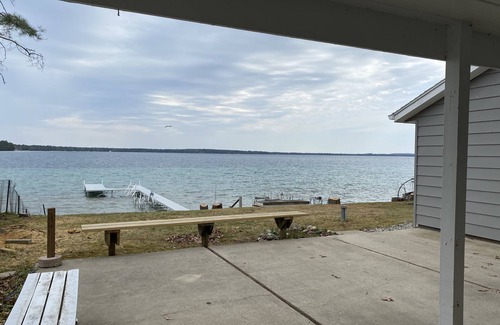 Higgins Lake Cottage | BEAUTIFUL LAKE FRONT NEWLY RENOVATED COTTAGE 2021