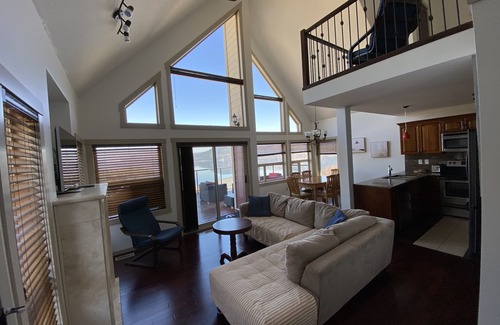 Central Okanagan House | Beautiful lake view cottage