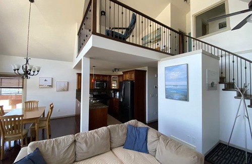 Central Okanagan House | Beautiful lake view cottage