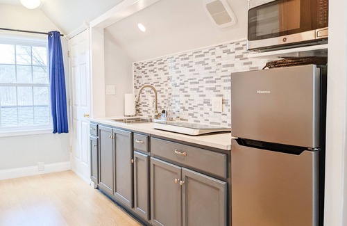 Troutman Apartment | Beautiful Lake View Loft- 5 Min to LKN State Park!
