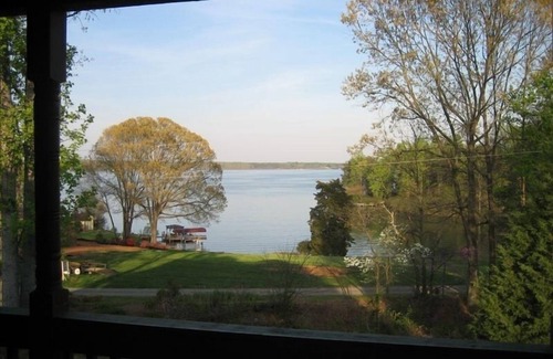 Bumpass House | Beautiful Lake View Log Cabin Lake Anna VA with Private Dock