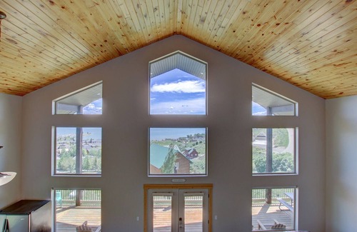 Harbor Village House | Beautiful Lake View - Sleeps 26+ - Hot Tub - Deck - Cabin