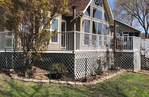 Climax Springs House | Beautiful Lakefront Home – Gorgeous Views – Private Dock In Cove-Sleeps 12