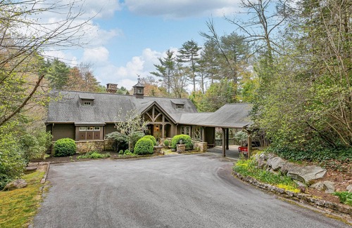 Lake Toxaway House | Beautiful lakefront home nestled into a cove