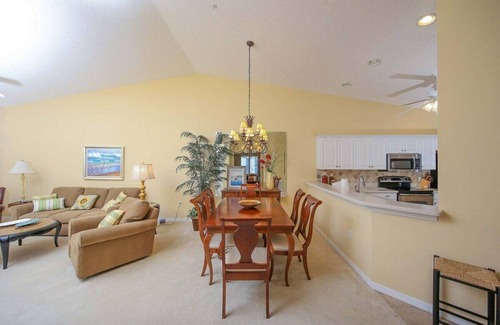 Sarasota Condo | Beautiful lakefront 2/2 condo in Heritage Oaks Golf and Country Club - Par Then Bar