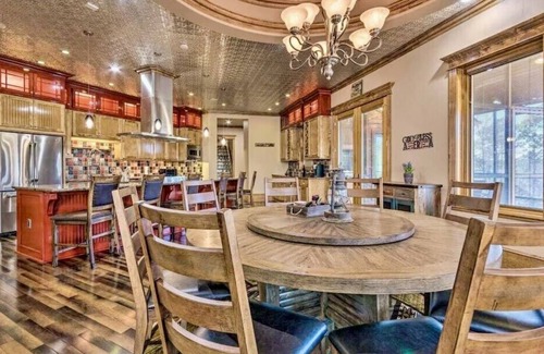 Drasco House | Beautiful Lakefront Home