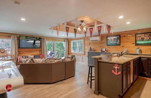 Milledgeville House | Beautiful Lakefront Home