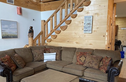 Broaddus House | Beautiful Lakefront Log Cabin that will take your breath away.
