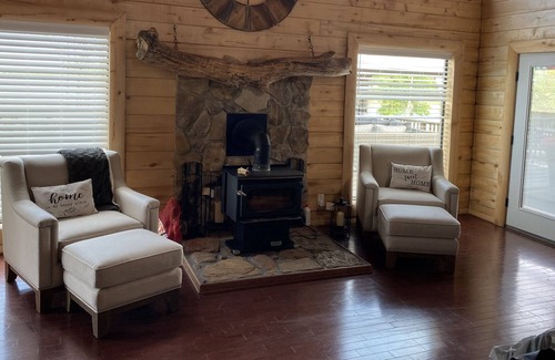 Broaddus House | Beautiful Lakefront Log Cabin that will take your breath away.