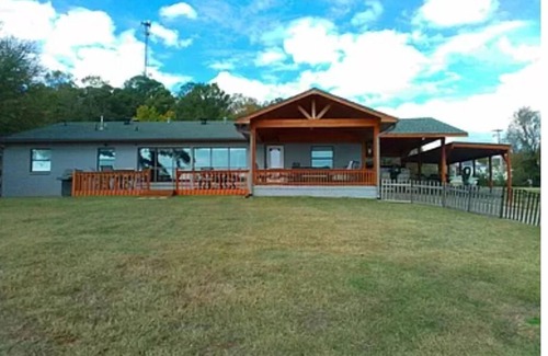 Piney House | Beautiful lakefront home new to market