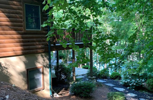 Big Creek Cabin | Beautiful Lakefront Cabin, Quiet Cove, Private Dock on Big Creek/Cove Pointe.