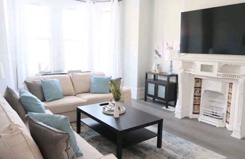 Barrie House | Beautiful Lakeside Heritage Home in BarrienBright and Spacious Stay