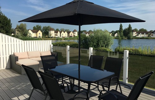South Cerney House | Beautiful Lakeside House in the heart of the Cotswolds