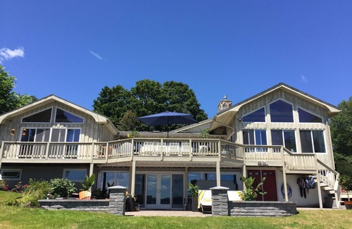 Mayfield House | Beautiful Lakeside Retreat on the Great Sacandaga Lake