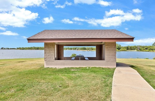 Frisco Cabin | Beautiful Lakeside Tiny House Cabin