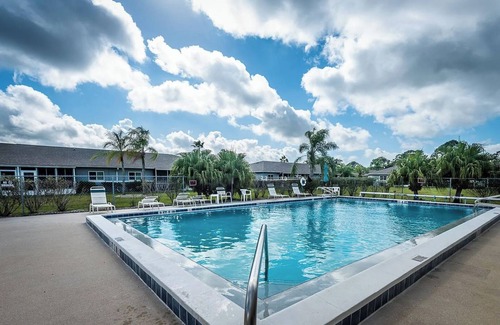 Lake Suzy Condo | Beautiful lakeview 2nd fl 2 bed 2 bath condo in a delightful Lake Suzy Community