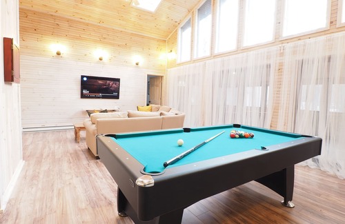 East Stroudsburg House | Beautiful Large Chalet close to all Pocono Attractions