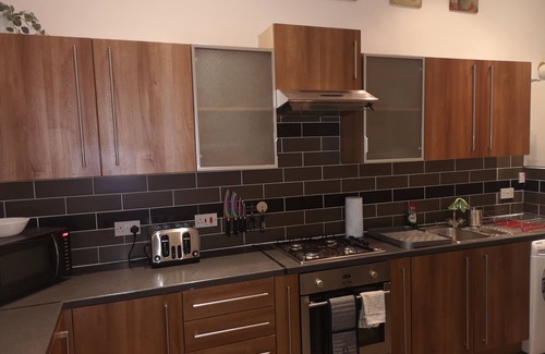 Govan Apartment | Beautiful Large 1 kingsized bed fully furnished apartment.