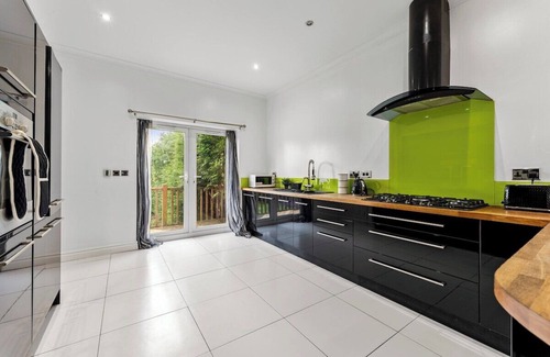 Cheltenham House | Beautiful Large 4 Bed House - Sleeps 12