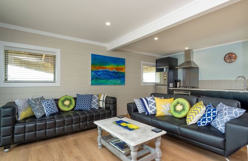 Opononi House | Beautiful large 6-Bedroom Coastal Vacation Home with Spa-Pool