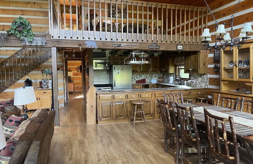 Sevierville Cabin | Beautiful Large Cabin-Minutes to Pigeon Forge & Gatlinburg