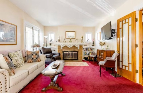Eastside House | Beautiful Large Colonial Home