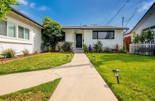 Valley Glen Villa | Beautiful Large Home + Pool