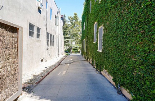Larchmont Apartment | Beautiful, light filled top floor suite with hardwood floors+ downtown view!